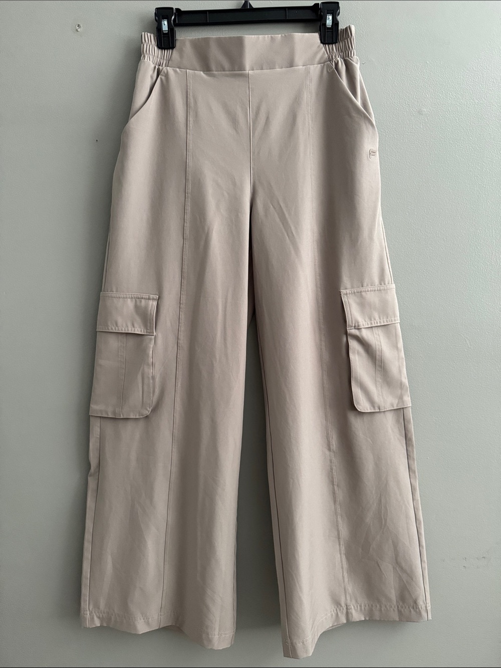 NWOT Fabletics Wide-Leg breezy Cargo Pants in Light Beige